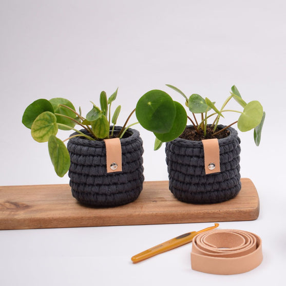 Gehäkelter Übertopf aus Ribbon - Klein
2