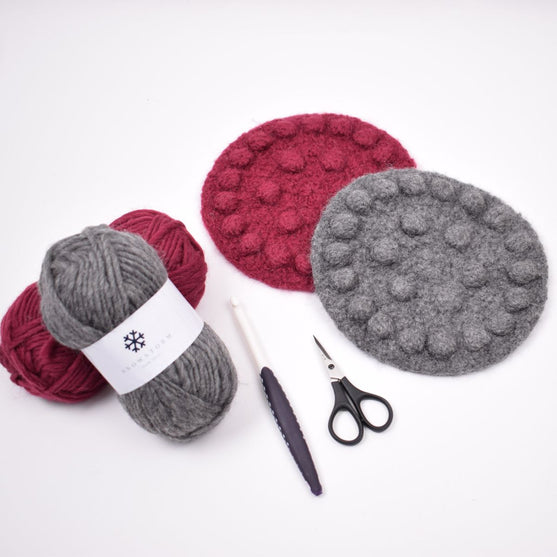 Gefilzte Untersetzer mit Blume aus Noppen
3