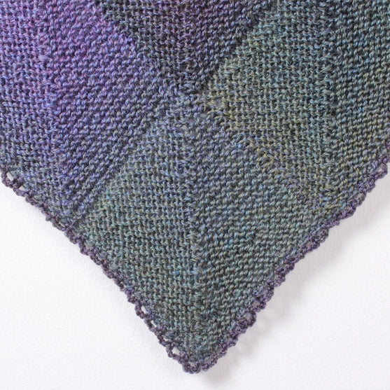 Gestricktes Dream Colour Dreieckstuch mit Patchwork-Technik
4