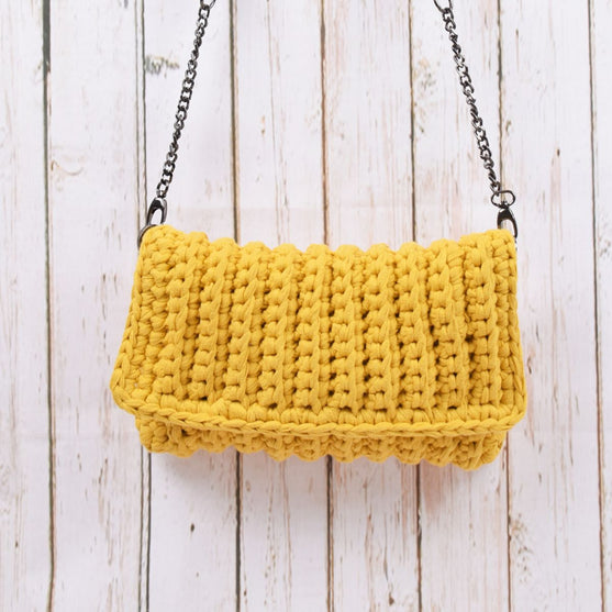 Clutch im Rippenmuster
2