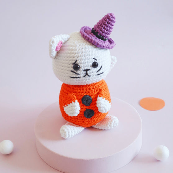 Luna die Halloweenkatze
2