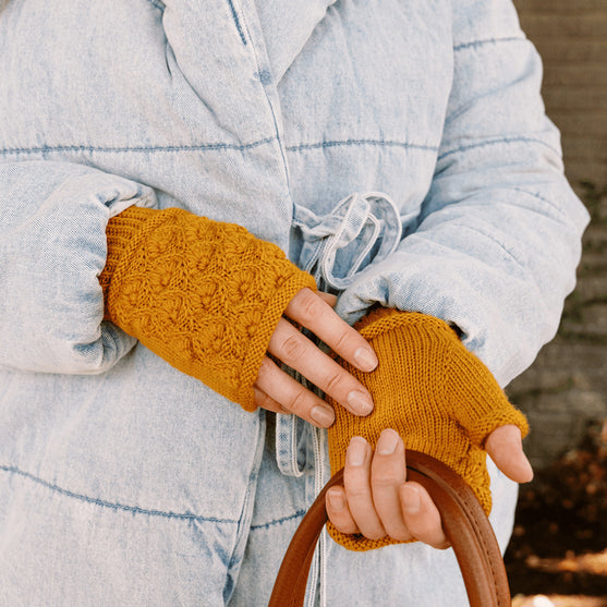 Kvitka - Fäustlinge mit strukturiertem Blumenmuster
2