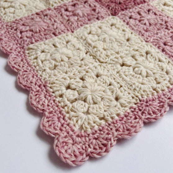 Heirloom Bloom - Babydecke
6