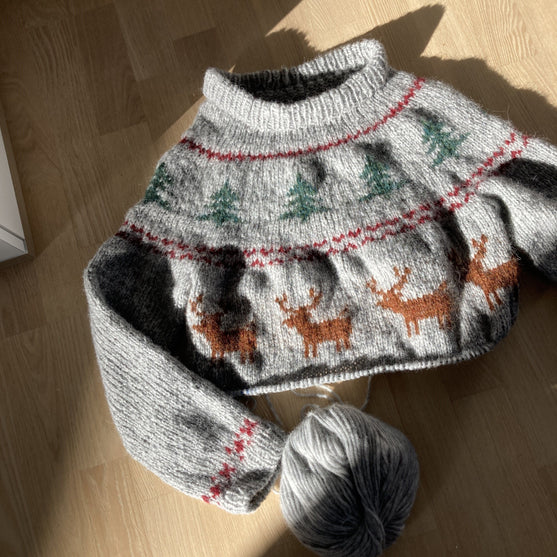 Holly Pines - Pullover
5