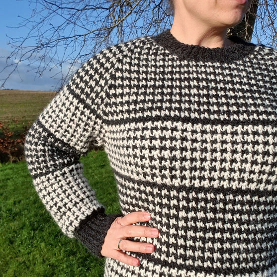 Houndstooth Harmony - Pullover
2