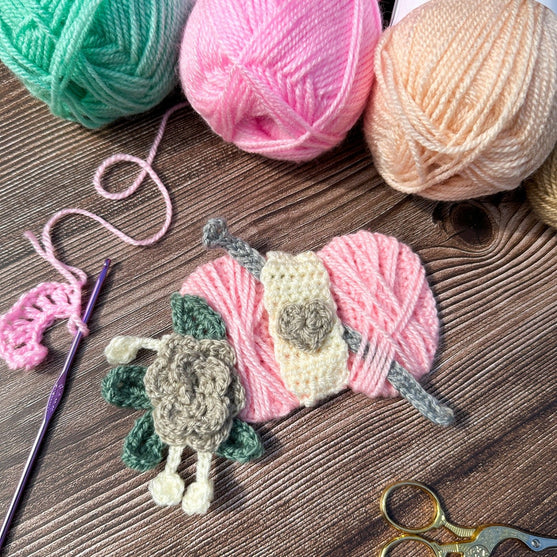 Garnknäuel mit Häkelnadel - Applikation
3