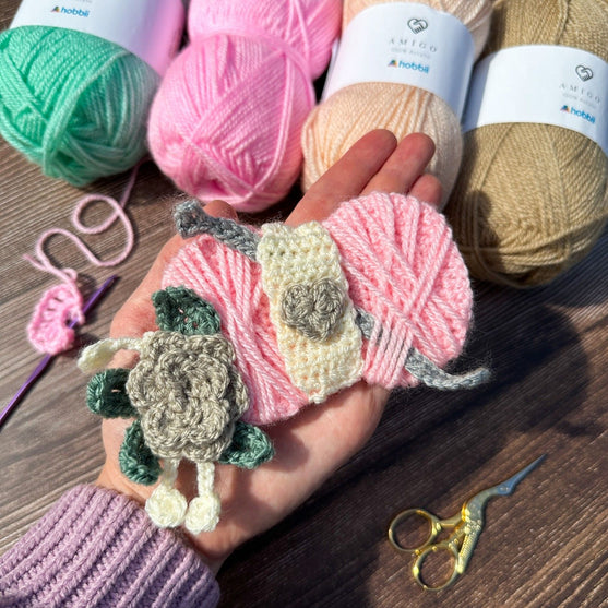 Garnknäuel mit Häkelnadel - Applikation
2