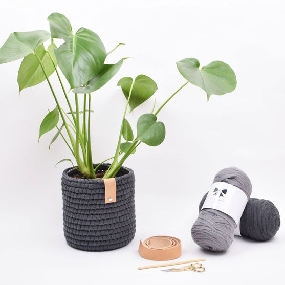 

Gehäkelter Übertopf aus Ribbon - Groß
1