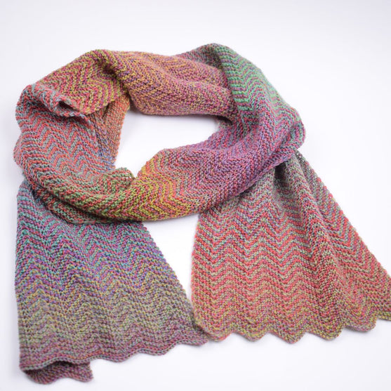 

Gestrickter Schal im Zig-Zag-Muster
2