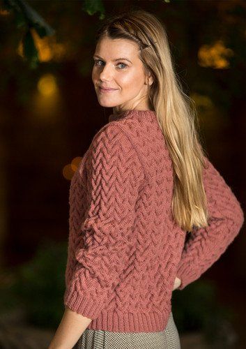 

1629 - Damenpullover mit Flechtmuster
1