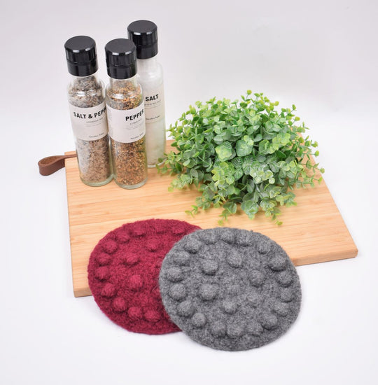 Gefilzte Untersetzer mit Blume aus Noppen