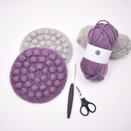 

Gefilzte Untersetzer mit Noppen
3