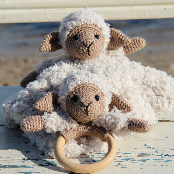 

Chanel auf Kuscheldecke und Holzring
1