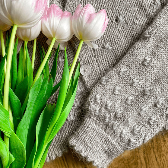 

Dandelion Blowing - Strickjacke Mohair Edition
5