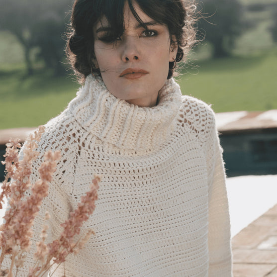 

6183-40 Gehäkelter Raglanpulli mit Rollkragen
3