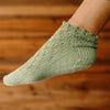 

Rosmarino - Kurze Socken mit Lochmuster
2