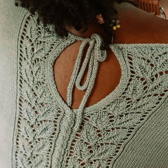 

Floreale Top - Top mit Spitzeneinsatz hinten
4