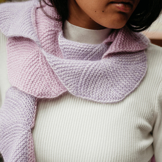 

Undulate - Fächerschal mit Krausrippen
3