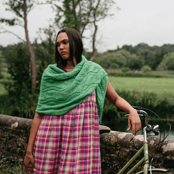 

Hiedra Shawl - Wrap mit Blattmotiv
5