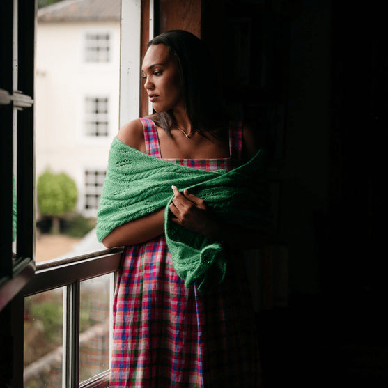 

Hiedra Shawl - Wrap mit Blattmotiv
7