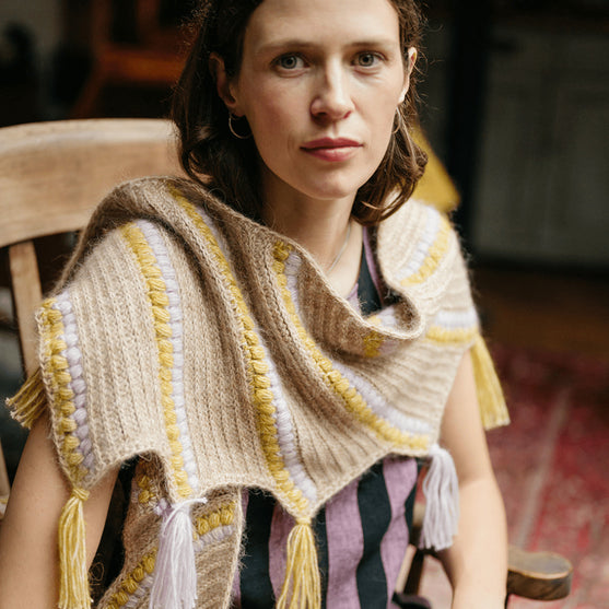 

Calendula Shawl - Wrap mit Noppen und Fransen
2