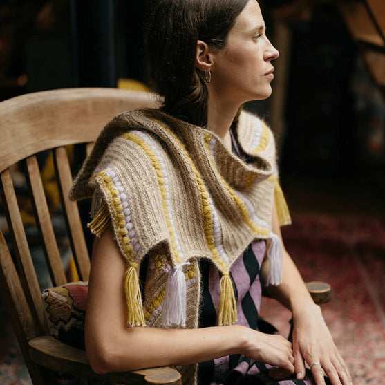

Calendula Shawl - Wrap mit Noppen und Fransen
4