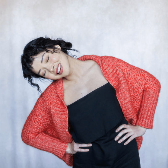 

Vatra - Shrug mit Zopfmuster
1