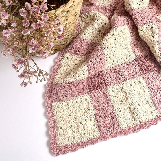 

Heirloom Bloom - Babydecke
5