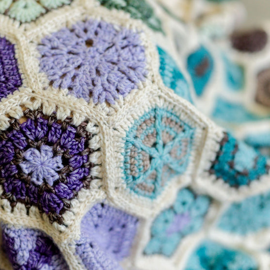 

Aura - Motivdecke - #FrostandBloomCAL
5