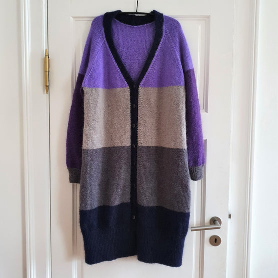 

Brede Striber - Langer Cardigan
2