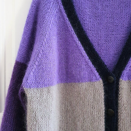 

Brede Striber - Langer Cardigan
4