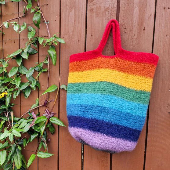 

Rainbow Stripes - Filztasche
4