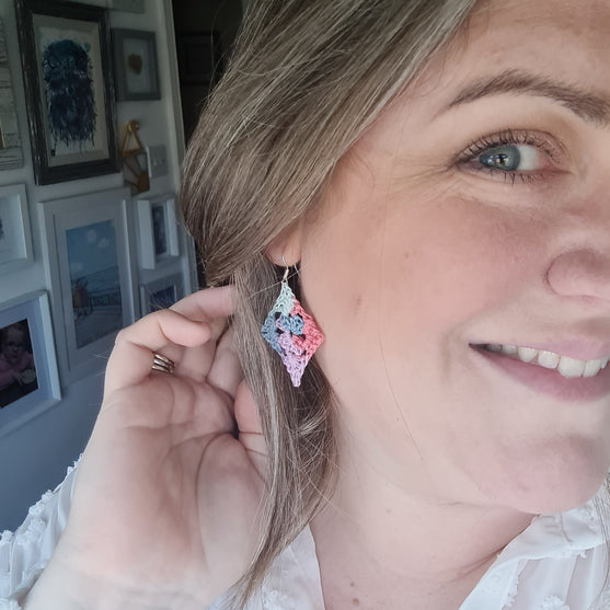 

Bloom Earrings - Drei Paar Häkelohrringe
6