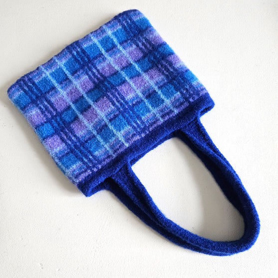 

Für-Alltag-und-Fest - Gefilzte Tasche
1