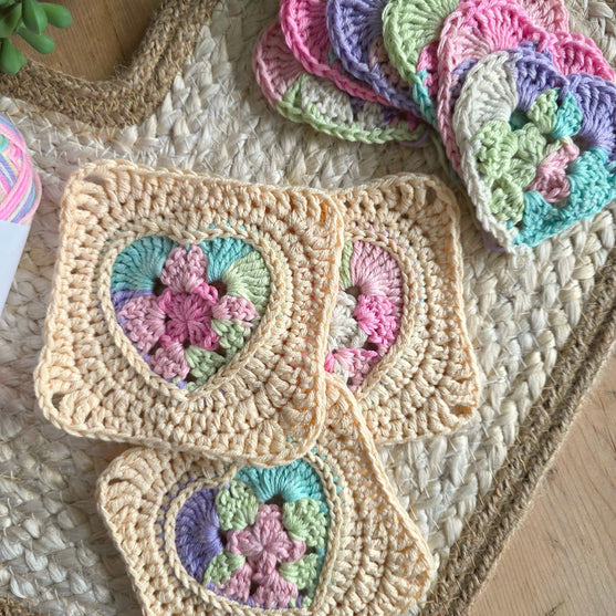 

Blossom Hearts - Babydecke
3