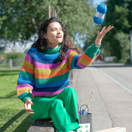 

Bunter Raglanpulli mit Ballonärmeln
2