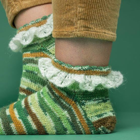 

Frigg - Kurze Socke mit Rüsche
2