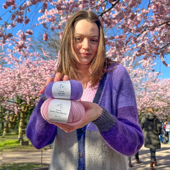 

Brede Striber - Langer Cardigan
7