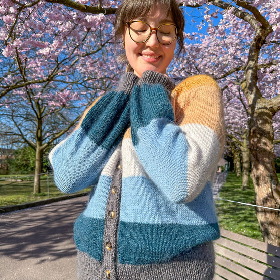 

Brede Striber - Kurzer Cardigan
2