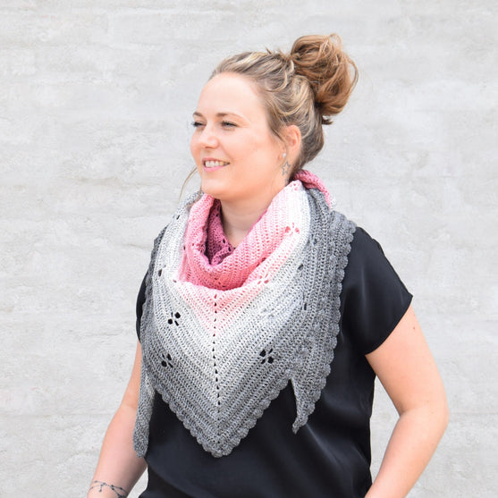 

Flying Flowers - Dreieckstuch
1