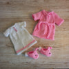

Ida’s Bedtime Set - Puppenkleidung
6