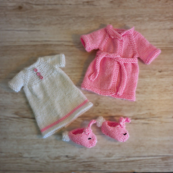 

Ida’s Bedtime Set - Puppenkleidung
6