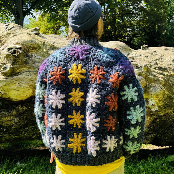 

Mosaic Bloom - Granny Square Jacke
2