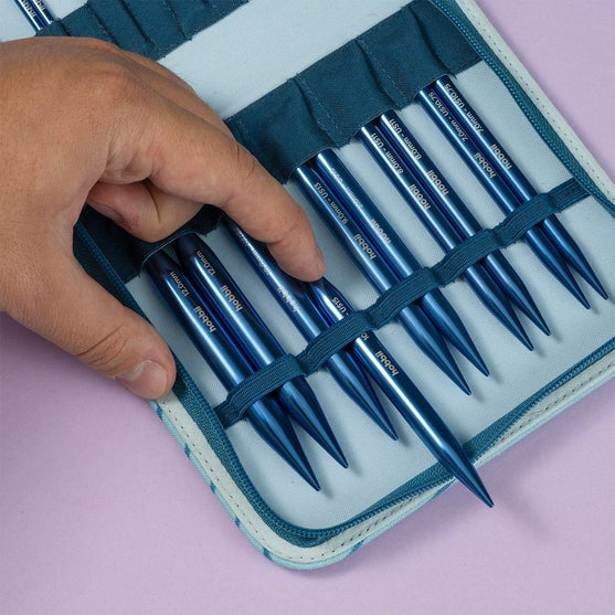 

Stellar austauschbares Rundstricknadel-Set Deluxe – Sapphire - Hobbii
2